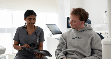 Dr. Diluni in a consultation with a patient.
